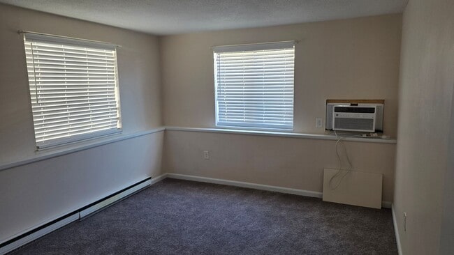 Building Photo - Bright & Sunny 2 Ba / 1 Ba Condominium