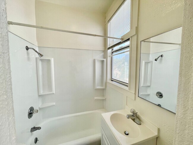 Building Photo - Charming Hayes Valley Studio! Location! La...