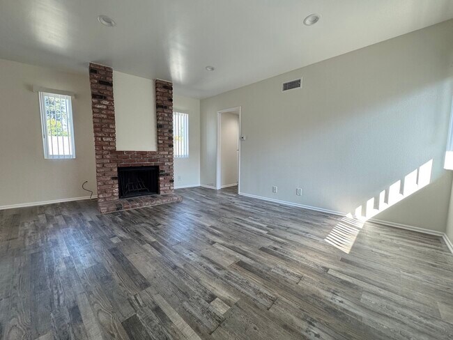 Building Photo - 5382 Circle Dr