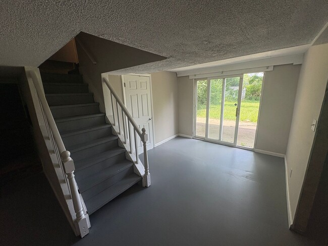 Building Photo - Amazing 3 bedroom 2 bathroom house availab...