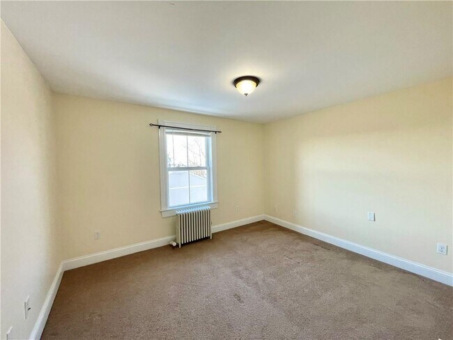 Building Photo - 14 Dresser St