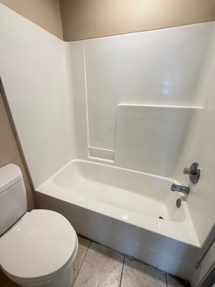 Building Photo - 811 Cloyd Dr