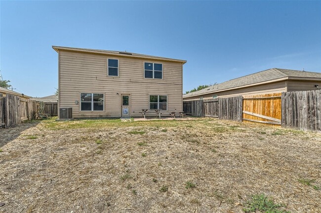 Building Photo - HUGE 5 BEDROOM HOME FOR RENT IN LUCKEY RAN...