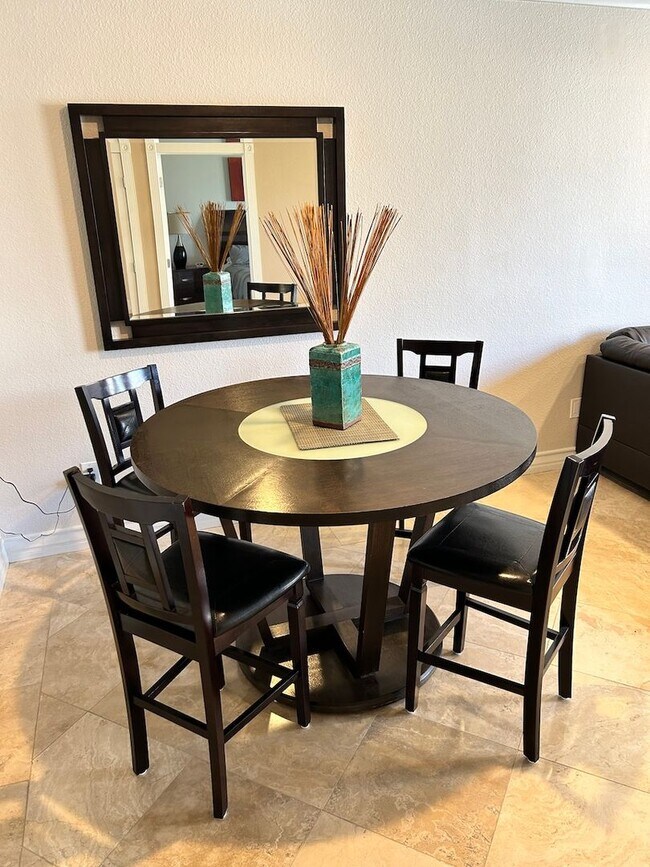 Building Photo - Gorgeous fully furnished strip view condo ...