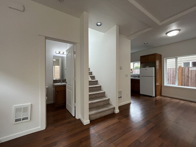 Building Photo - Bright End-Unit Townhouse with a Loft & Covered Patio