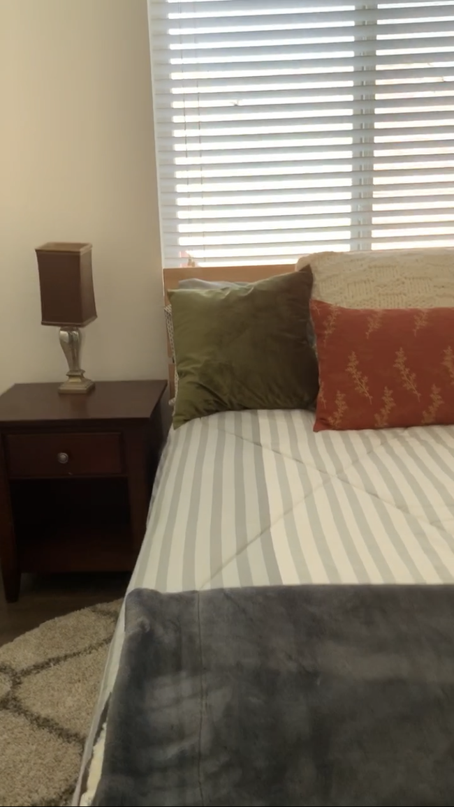 Queen size Bed - 31903 Vineyard Ave