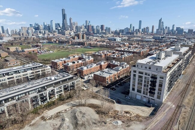 Building Photo - 943 W College Pkwy