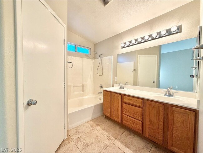 Building Photo - 2717 Sonador St