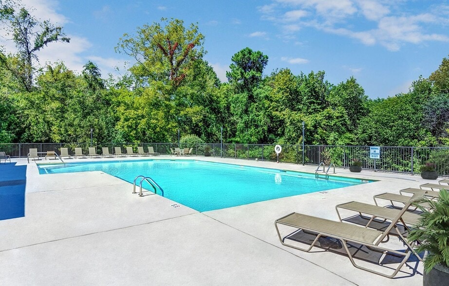 Building Photo - The Flats on Waters Edge