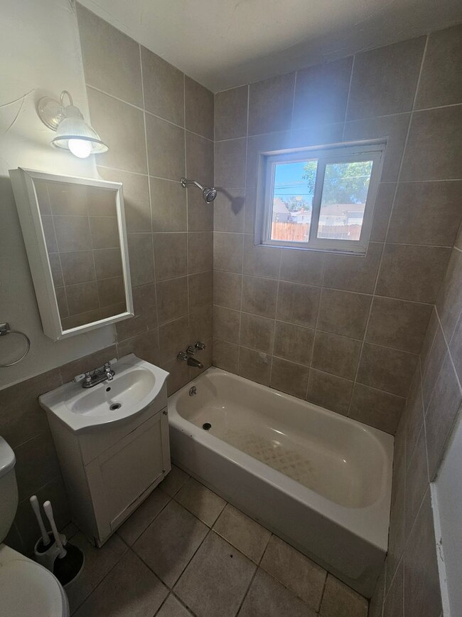 Building Photo - Charming 3 bedroom cottage