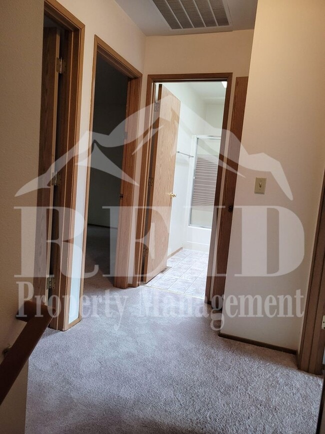 Building Photo - Ridgetop / Island Lake home located in a cul-de-sac