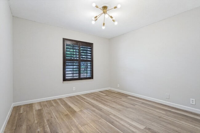 Building Photo - RENOVATED 3-BEDROOM HOME IN BRAUN STATION