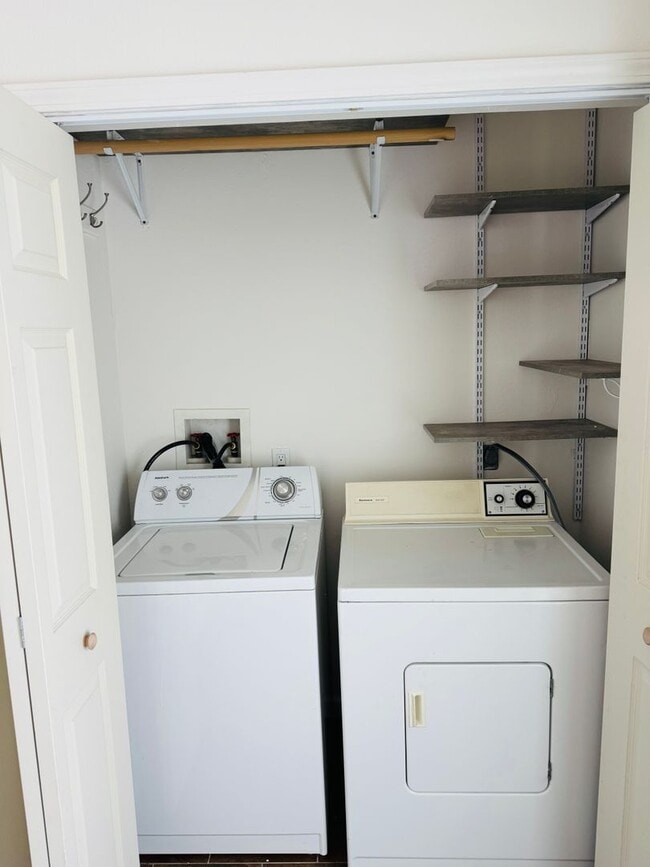 Building Photo - 2 bedroom 2 bath cabin close to hiking and biking trails