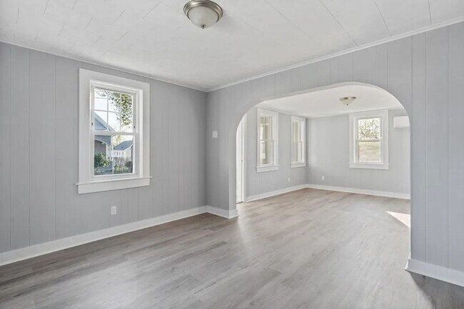 Building Photo - Sunny & Bright Updated 2 BA / 1 Ba Home in Dartmouth