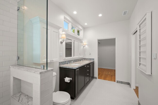 Building Photo - Kensington Exceptional Location 4Bed 3.5 Bath Private Gated Spanish Estate like property