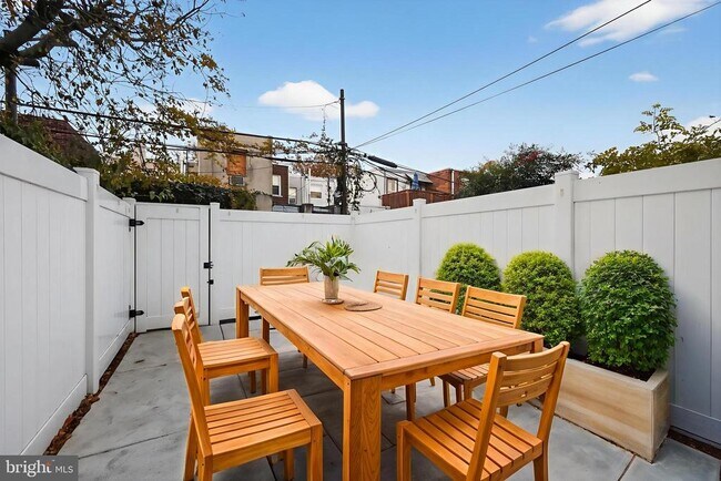 Building Photo - 3236 Mercer St