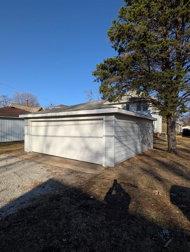 Building Photo - Spacious 3 Bedroom Home with 2 Car Garage and Large Yard!