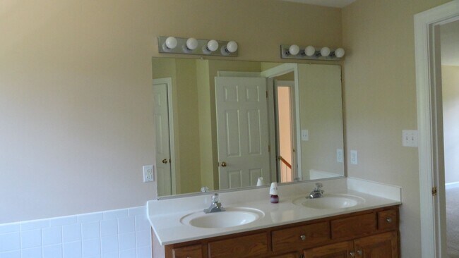 Building Photo - Beautiful home in Seaford