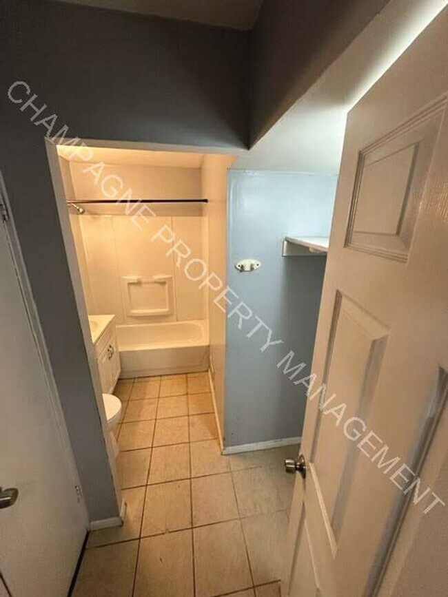 Building Photo - Single Family Home in Ruskin - All Voucher...