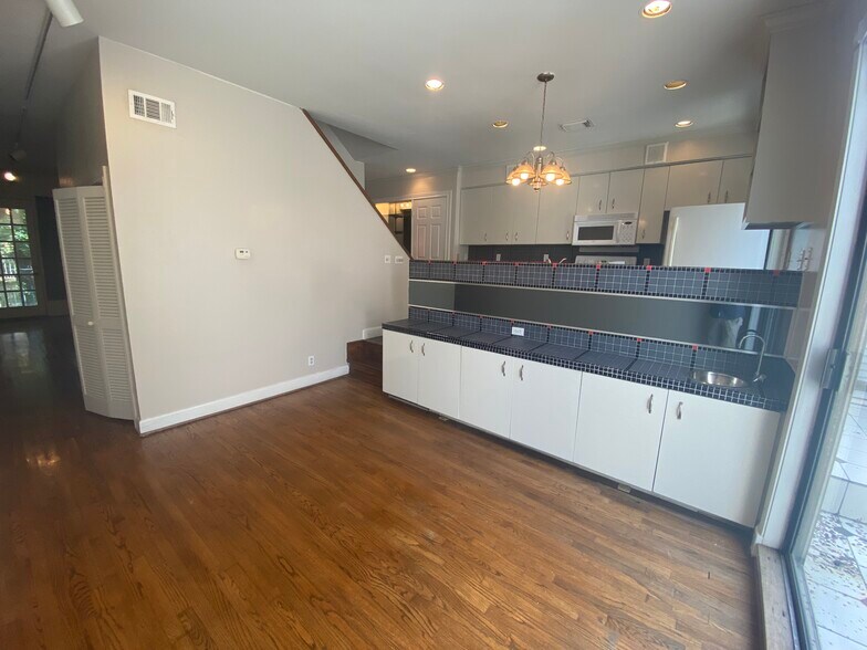 Building Photo - 2000 Fairview Ave