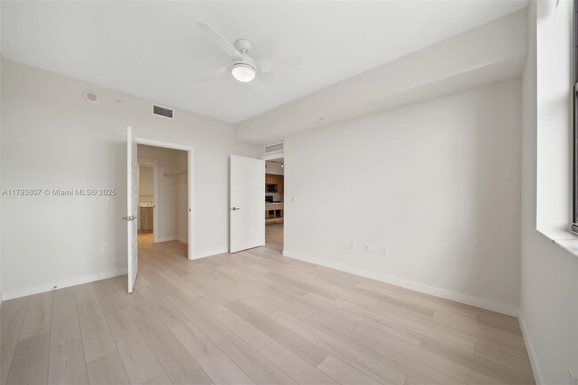 Building Photo - 555 NE 8th St