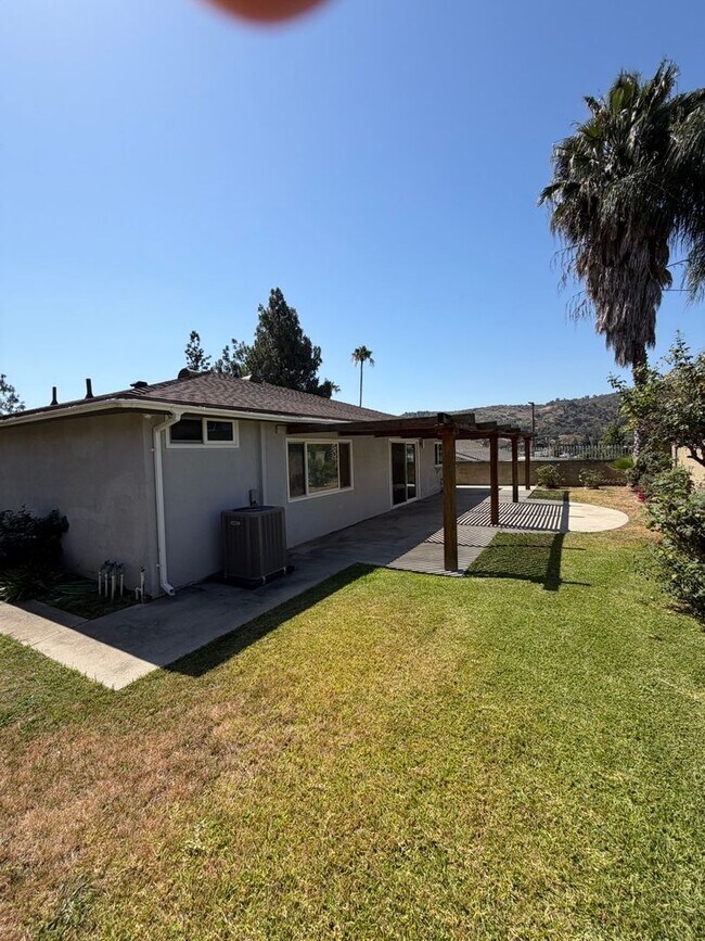 Building Photo - Beautiful 3 Bedroom Home in Avocado Heights