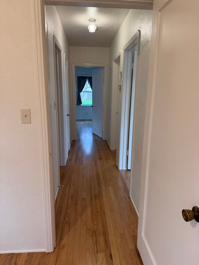 Building Photo - Great 2 bedroom 1 bath ready to move in