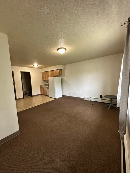 Building Photo - 320 Oak Ave N