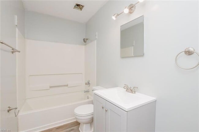 Building Photo - 1447 W 40th St