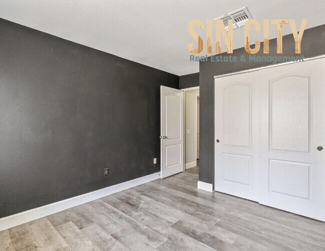 Building Photo - "Spacious 2-Bed, 2-Bath Condo Retreat on W...