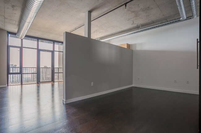 Building Photo - STRIKING Air Conditioned Loft Over Elliot Bay