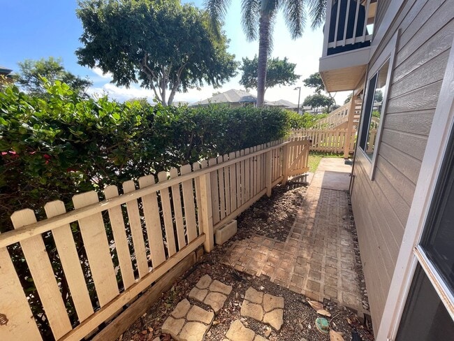 Building Photo - 2 Bed/ 1Bath Unfurnished Upgraded Ground Floor Southpointe Unit with a Yard + 2 Parking Spaces