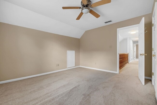 Building Photo - 848 Eagle View Dr