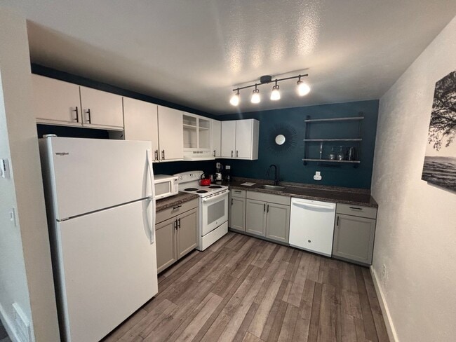 Building Photo - Garden-Style Condo in the Heart of Bend!