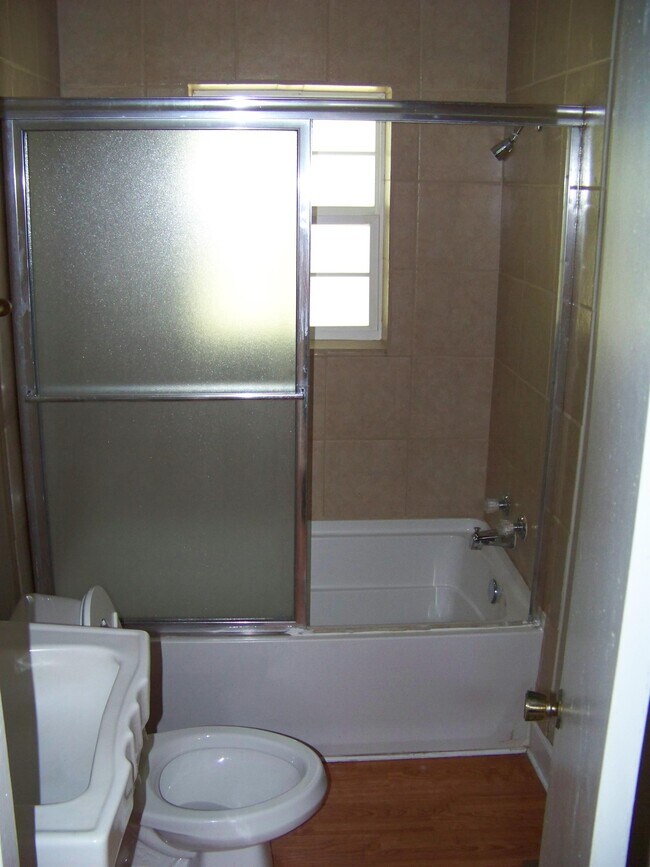 Building Photo - 28 N Broadview St