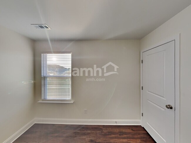 Building Photo - 5231 Valor Dr