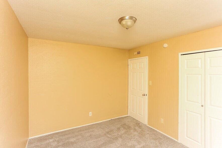Building Photo - 515 Nora Ln