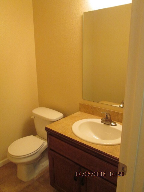 Building Photo - Spacious Townhouse