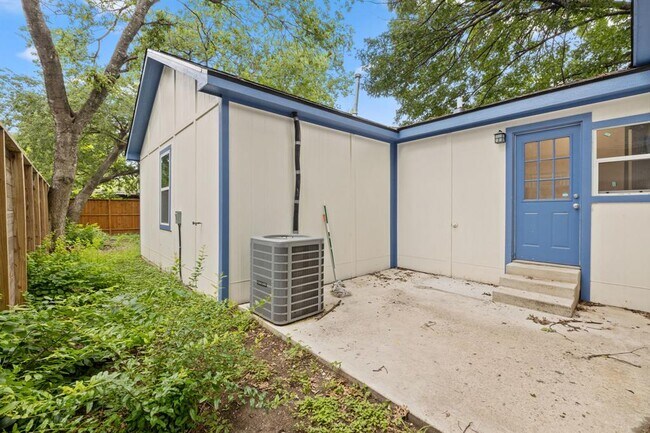 Building Photo - 907 E 53rd St