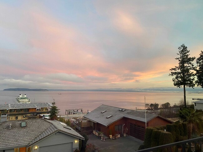 Building Photo - Mukilteo Old Town 5 Bedroom View Home