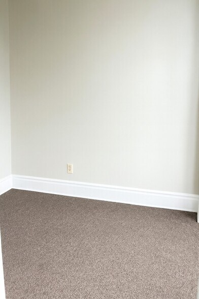 Building Photo - 164 Main St