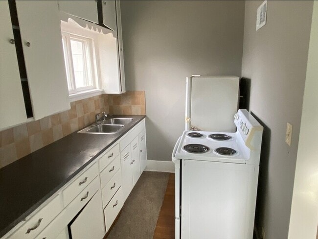 Building Photo - 1727 S 13th St