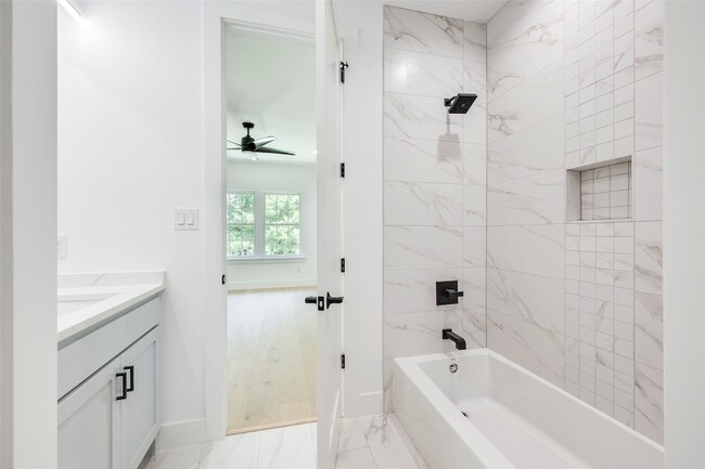 Building Photo - 5710 Vanderbilt Ave