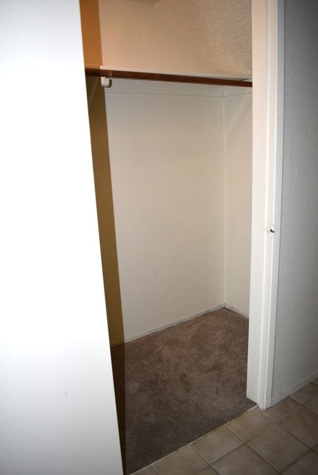 Building Photo - Woodstock Green Townhome unit with a commu...