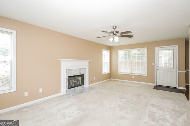 Building Photo - 1352 Vine Cir
