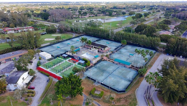 Building Photo - 8545 Casa Del Lago