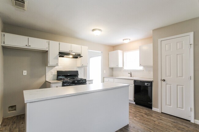 Building Photo - 14530 County Cress Dr