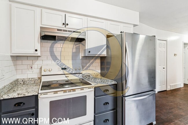 Building Photo - 3 bedroom, 1.5 baths Ranch home with a bas...