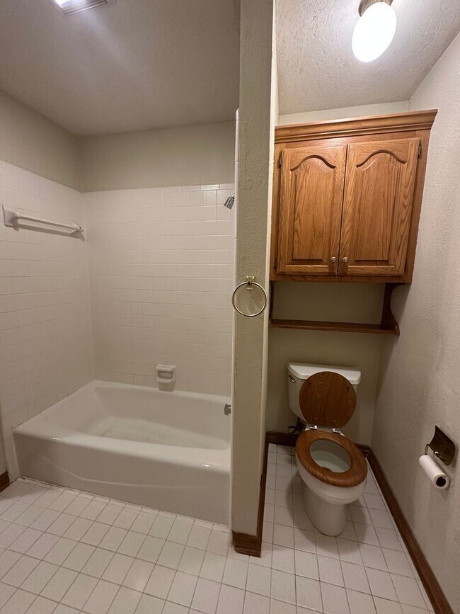 Building Photo - 4 Bed, 2.5 Bath Brick home with 2 car garage