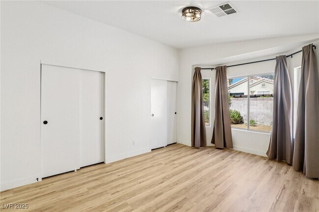 Building Photo - 7400 Queen Palm Dr